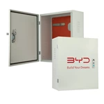 Boîtier de recharge pour véhicule électrique avec support de montage