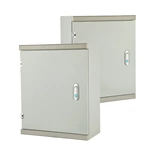 Boîte étanche avec ouvertures pour raccord de conduit