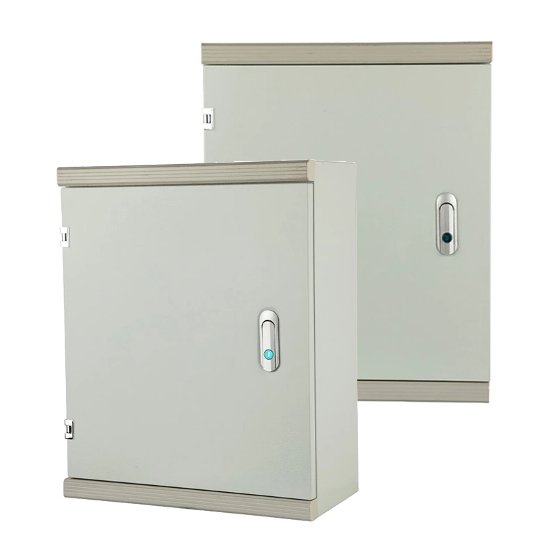 Boîtier électrique avec trous de montage prédécoupés