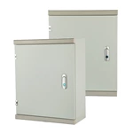 Boîtier électrique avec trous de montage prédécoupés