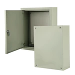 Boîte électrique métallique avec ouvertures prédécoupées sur le dessus et le dessous